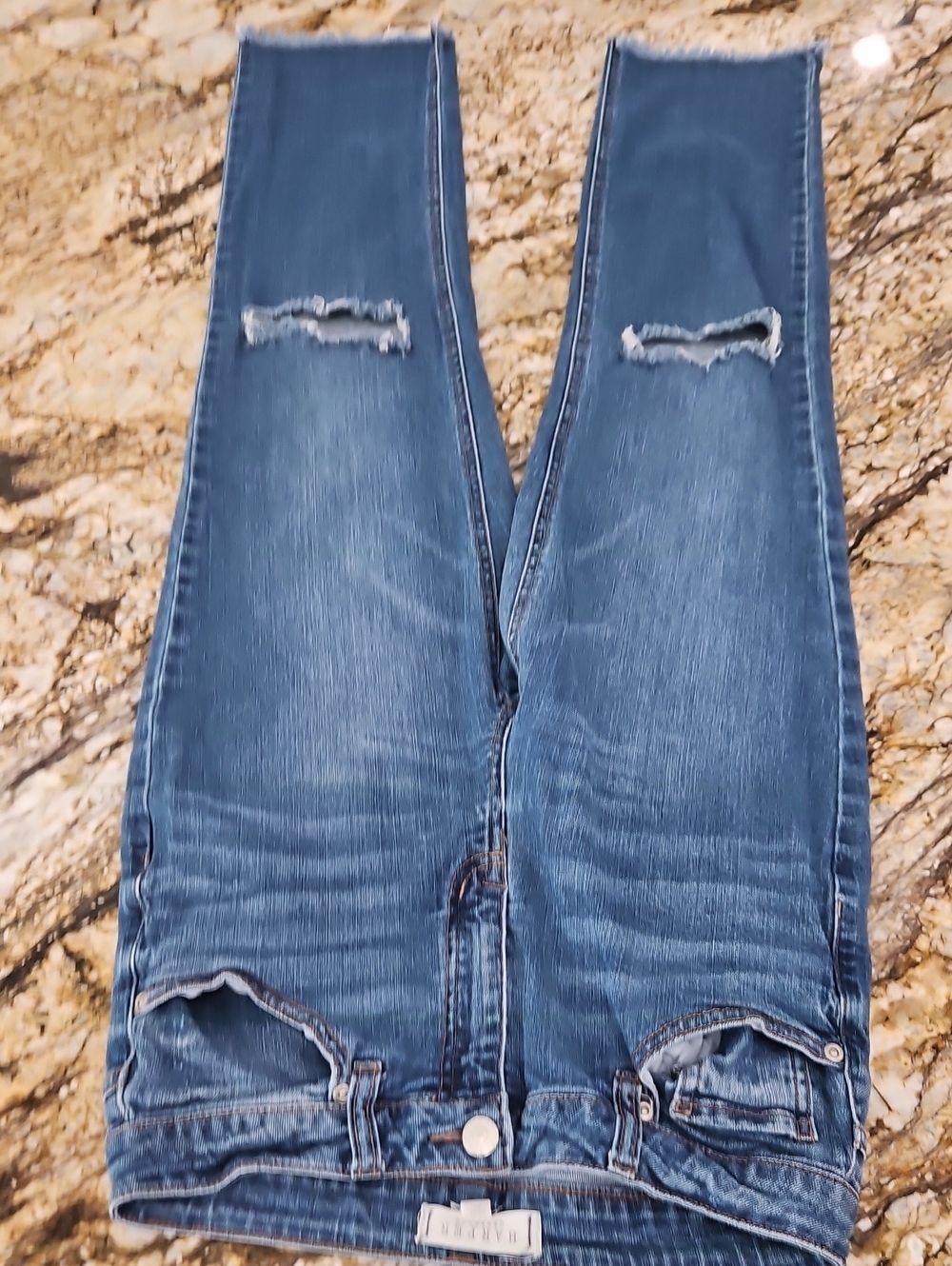 Harper Women's Distressed Jeans in Washed Blue. Size 28 Inseam 26" Rise 10"